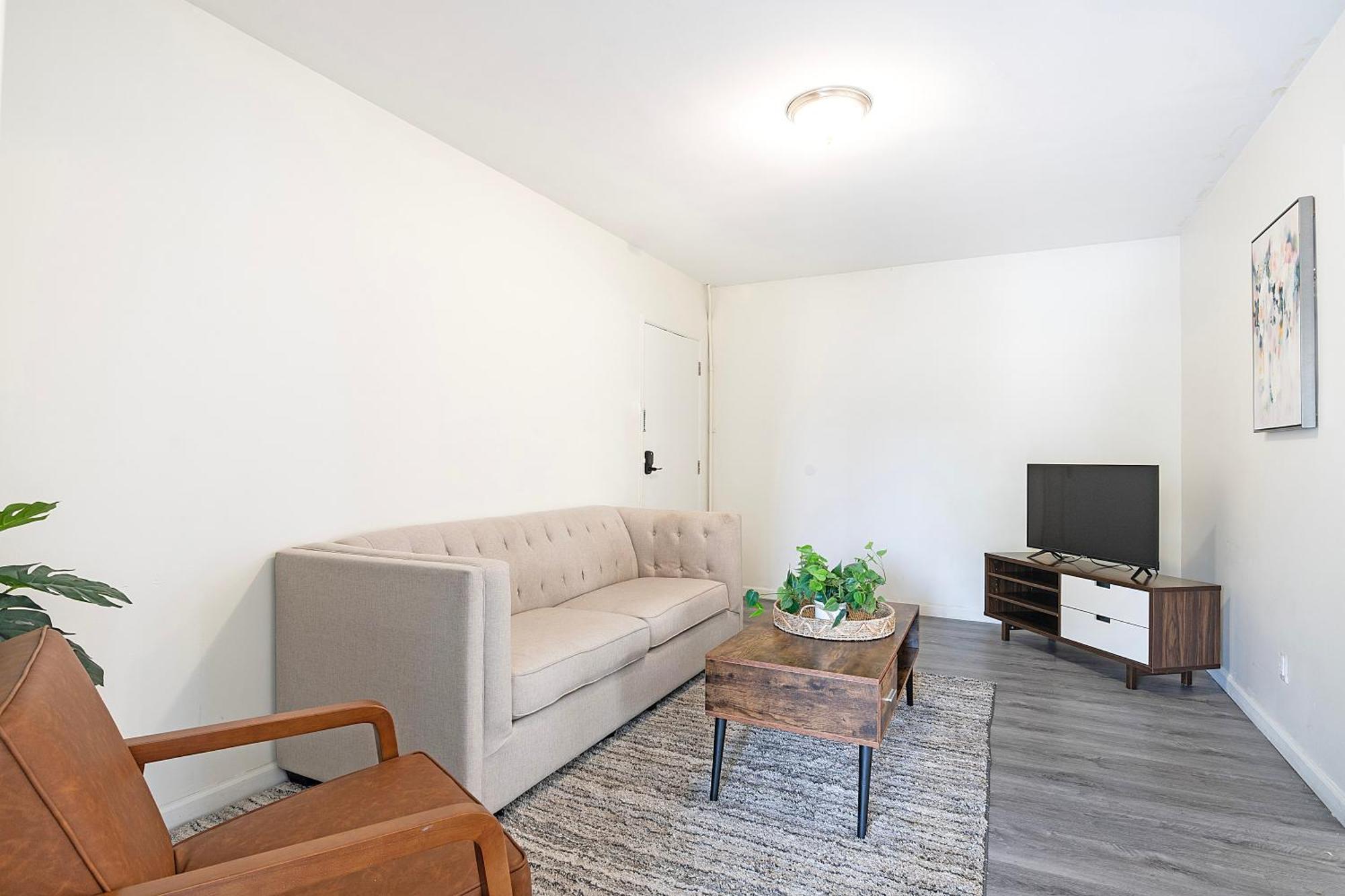 Apartment 2-br By Beverly Hills Steps From Restaurants, Cafes And Shopping