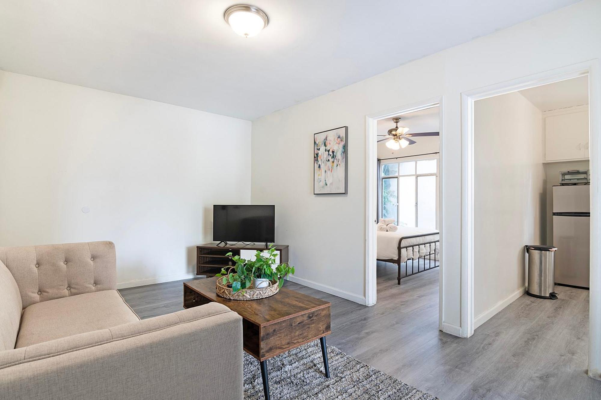 2-br By Beverly Hills Steps From Restaurants, Cafes And Shopping *