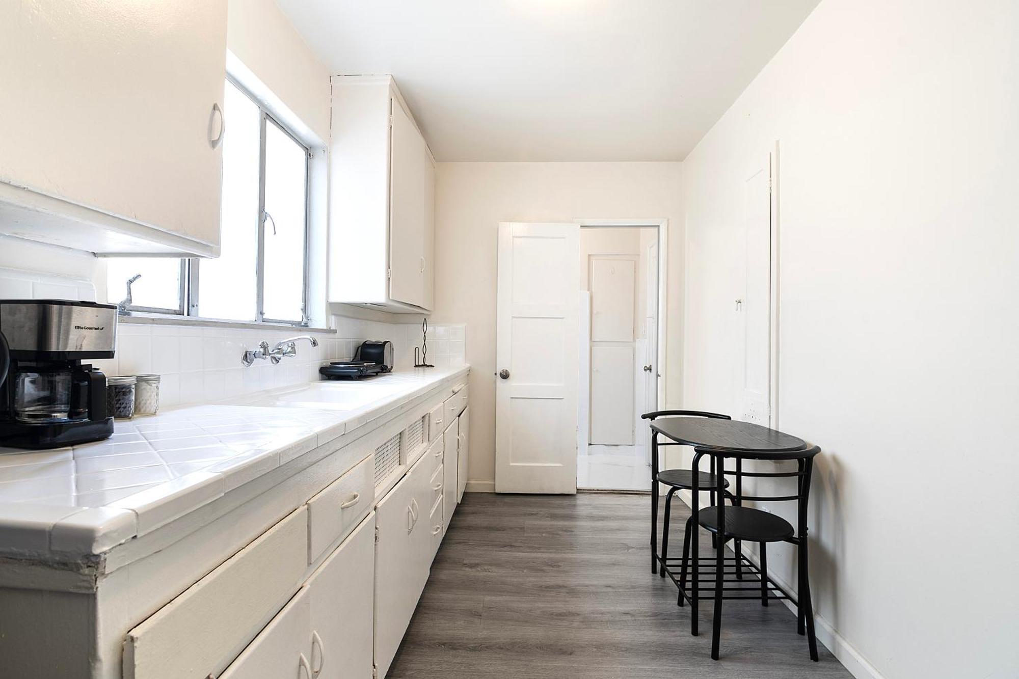 2-br By Beverly Hills Steps From Restaurants, Cafes And Shopping *