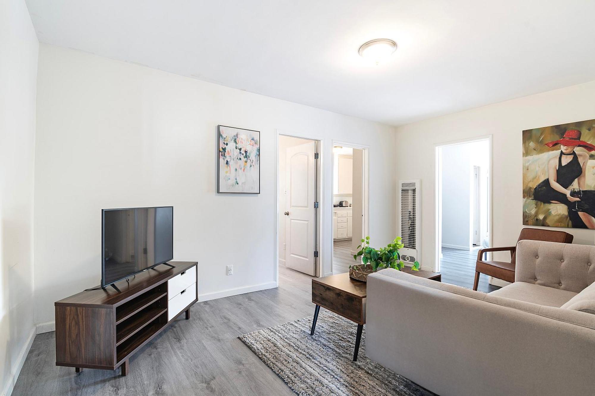 Apartment 2-br By Beverly Hills Steps From Restaurants, Cafes And Shopping Los Angeles